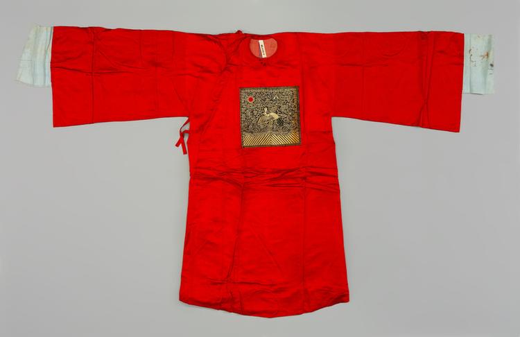 红色素缎缀平金绣云孔雀纹方补男官衣