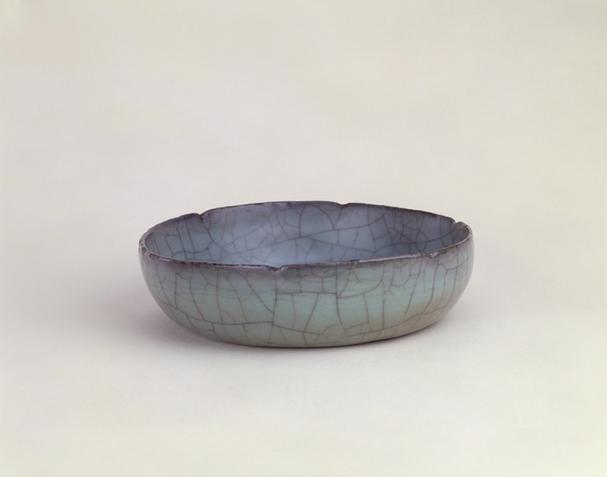 官窑青釉刻波浪纹葵口洗