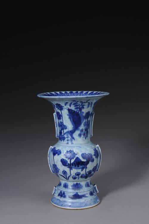 青花鱼藻纹出戟尊