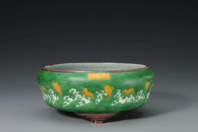 素三彩海蟾纹三足洗