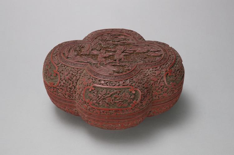 剔彩山水人物图开光花卉纹海棠式盒