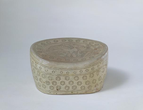 白釉刻花黑彩鹿纹枕