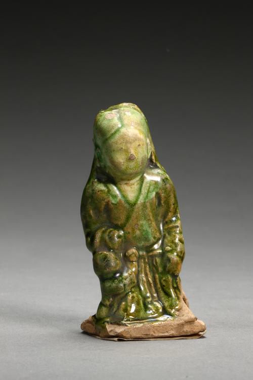 陶绿釉牵婴人像