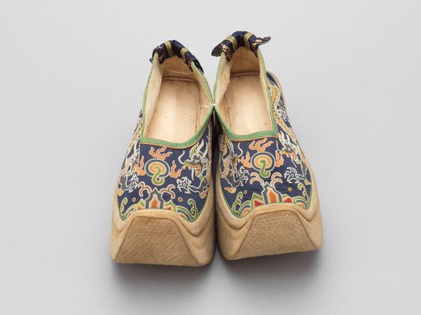 石青色缎缉线绣二龙戏珠纹皂鞋