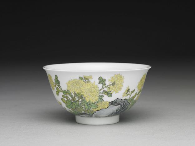 珐瑯彩黄菊花白地茶钟