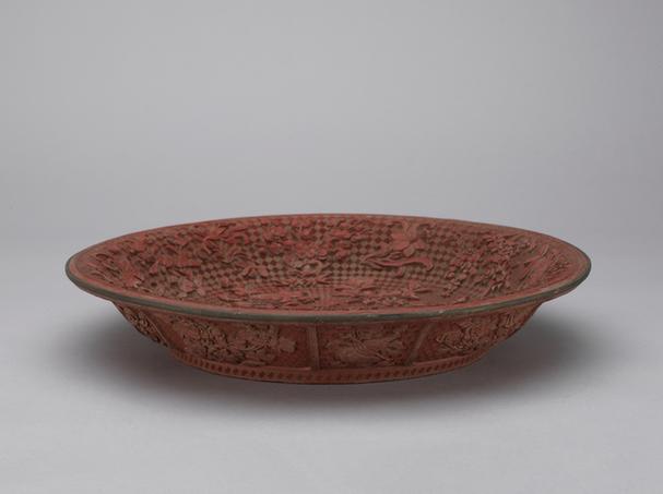 乾隆款剔红开光花卉暗八仙纹圆盘