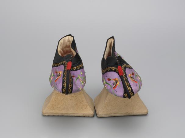 雪灰色缎绣花盆底女棉鞋