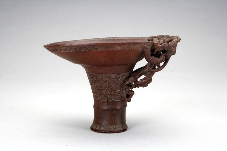 犀角雕蟠螭纹匜式杯