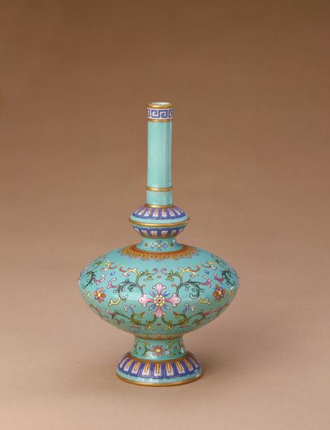 乾隆款绿地粉彩缠枝莲纹奔巴瓶