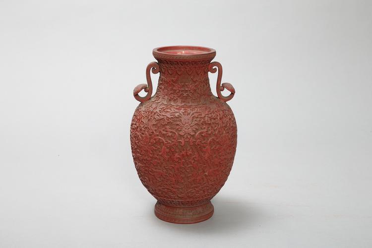 剔红缠枝莲纹如意耳瓶