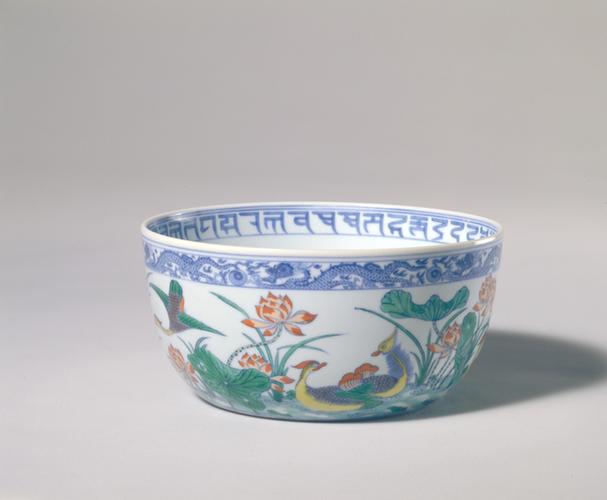 乾隆款斗彩鸳鸯卧莲纹碗