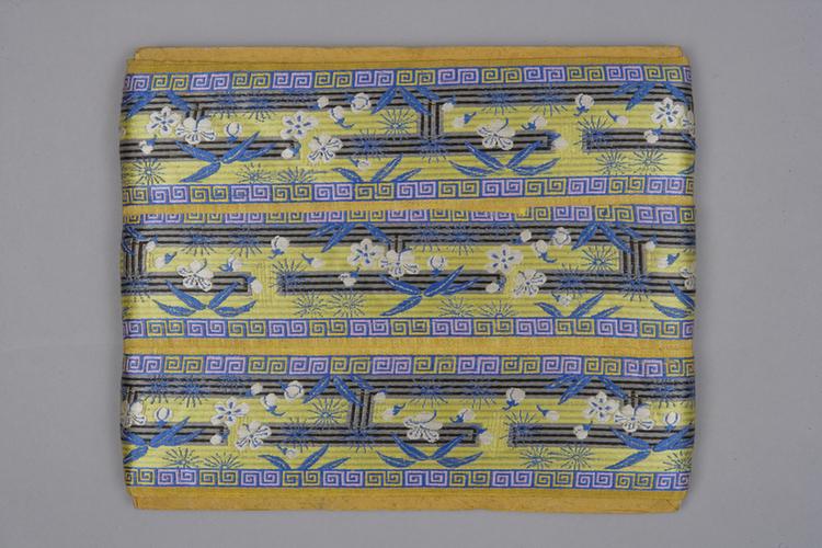 缎地织金三蓝博古松竹梅纹绦