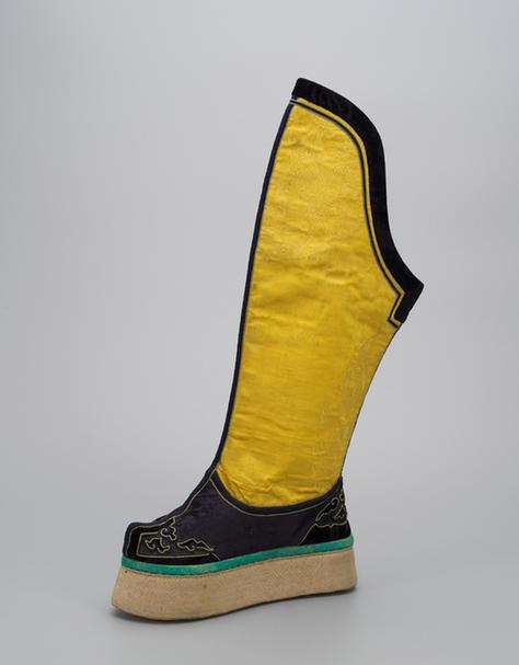 黄色缎钉云纹头尖底靴