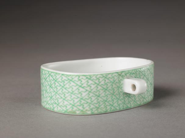 慎德堂款白地绿彩锦纹鸟食盆