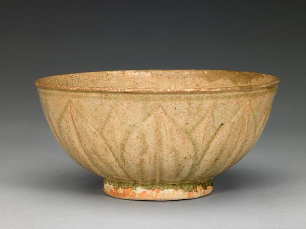 青釉刻花莲瓣纹碗