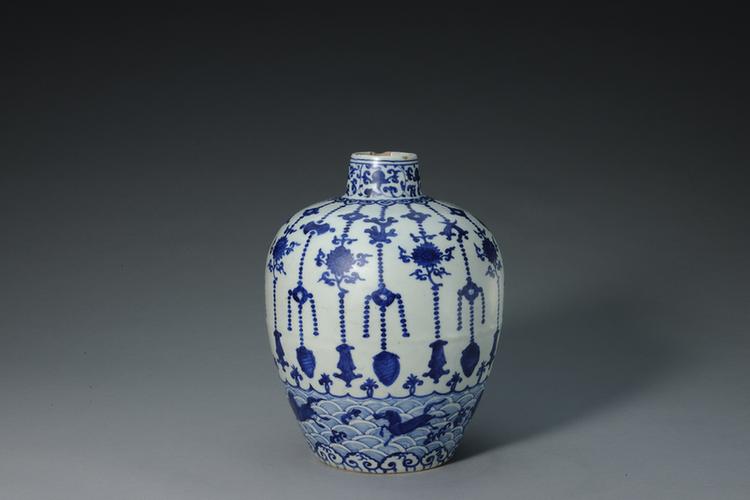 嘉靖款青花八吉祥海兽纹罐