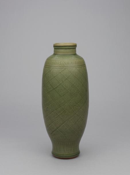 龙泉窑青釉刻花瓶