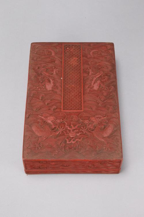 剔红海水龙珠纹长方盒