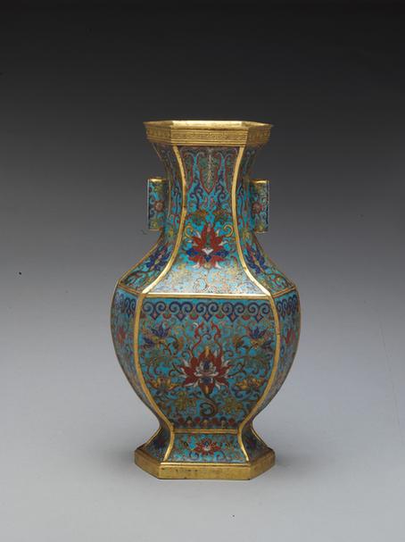 乾隆款掐丝珐琅贯耳六方瓶