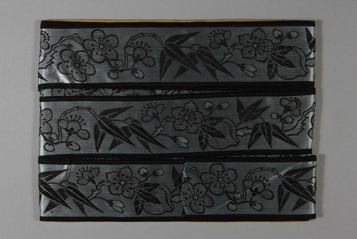 湖色缎地织银桃梅竹纹绦