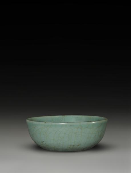 龙泉窑粉青釉印花卧足洗