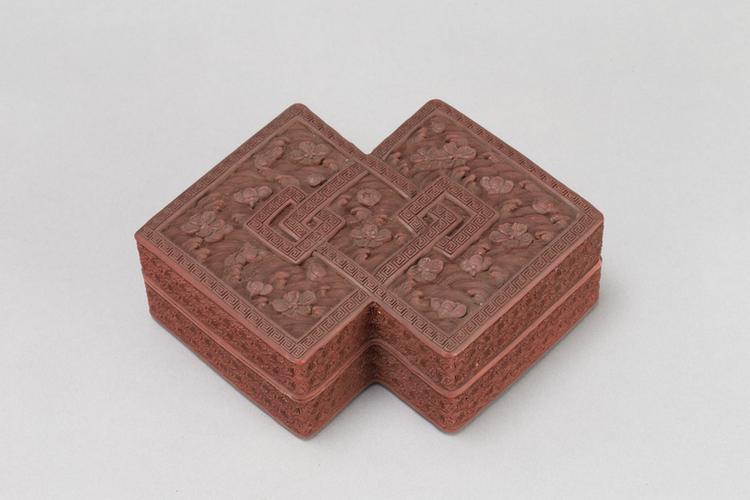 剔红落花流水纹方胜式盒