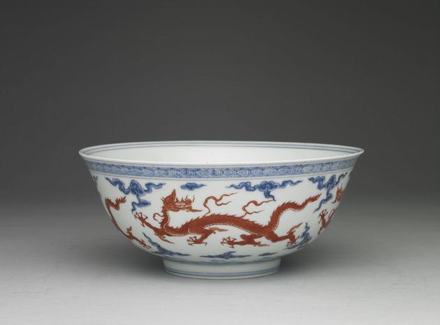 青花描红五龙碗