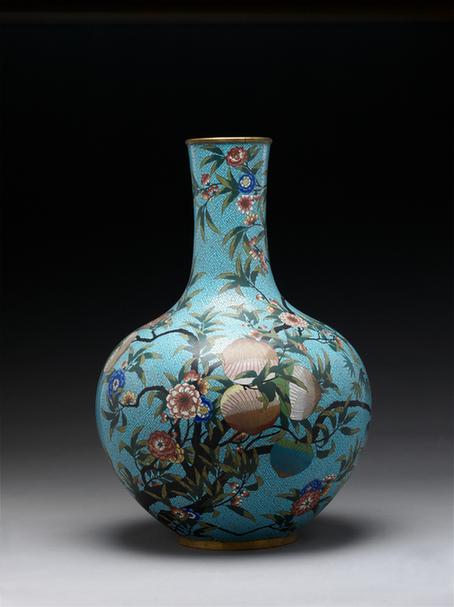 掐丝珐琅桃实纹天球瓶