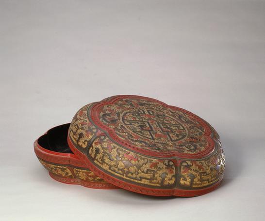 描金彩漆龙凤福寿纹梅花式盒