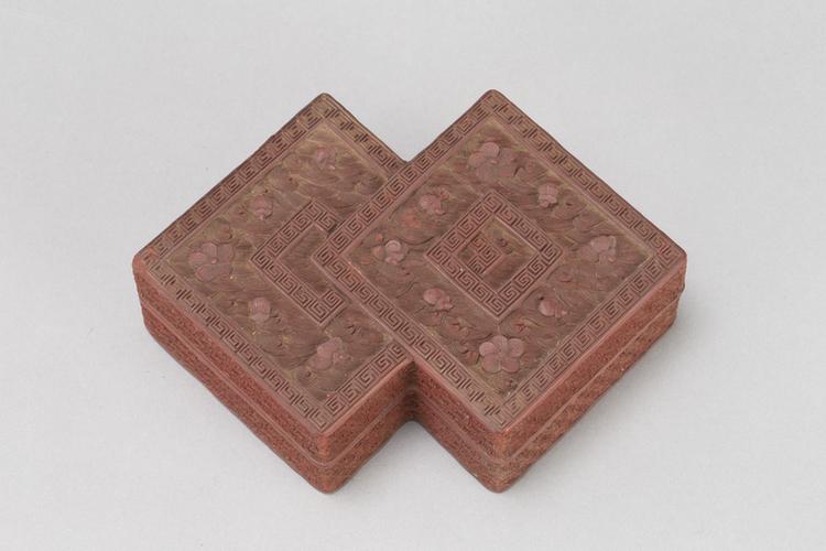 剔红落花流水纹方胜式盒