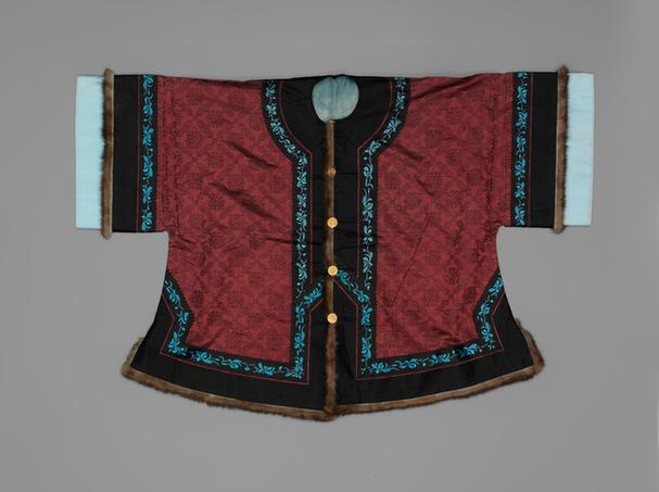 绛色团寿回纹暗花缎镶貂皮边对襟夹马褂