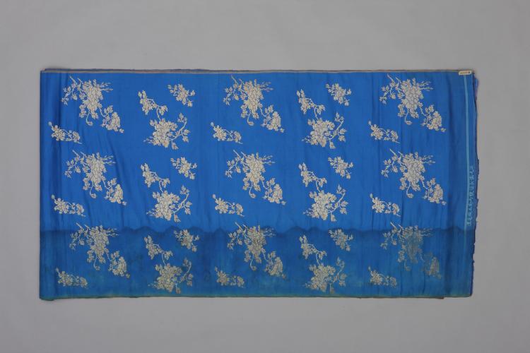 品月色地牡丹纹织金绸