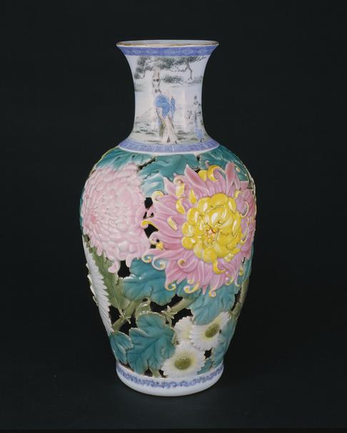 清宣统二年湖南瓷业公司款彩瓷镂空套瓶