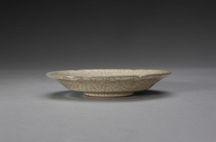 哥窑米黄釉葵瓣口盘