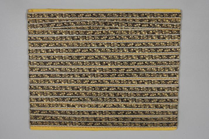 元青色缎地织金冰梅纹绦