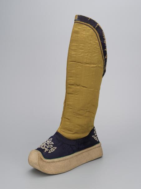 香色缎打籽绣皂靴