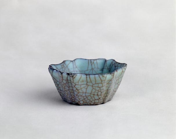 官窑青釉菱花式洗