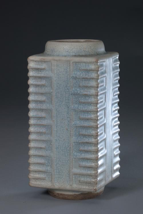 宜兴窑月白釉琮式瓶