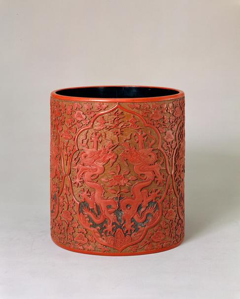 剔彩双龙纹笔筒