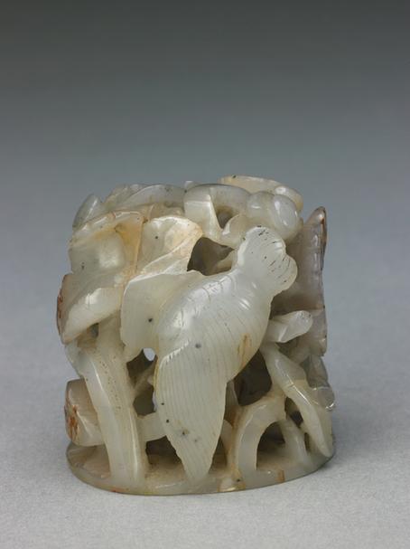 青玉镂雕鹘攫天鹅纹炉顶