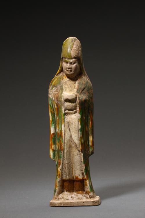 三彩披风衣拱手男立俑