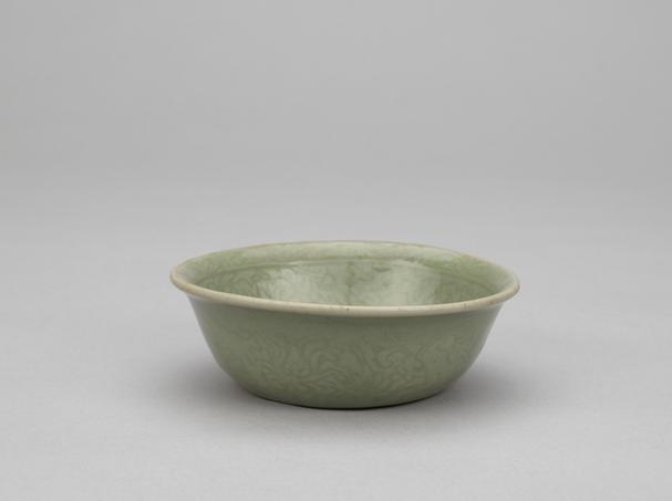 龙泉窑青釉划花缠枝花纹卧足碗