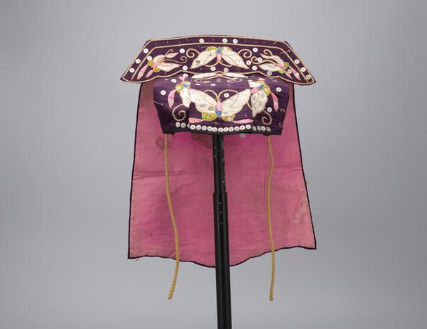 藕荷色缎平金绣蝶纹大尾巾