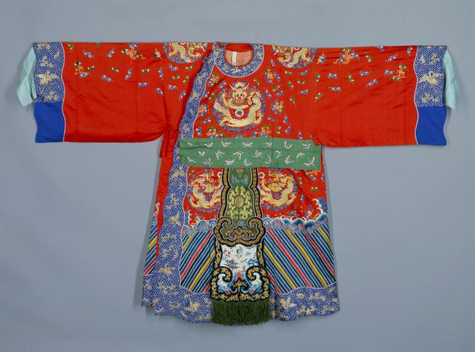红色缎平金绣十团云龙纹福星衣