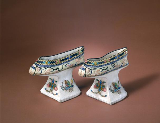 米色缎绣花盆底女夹鞋