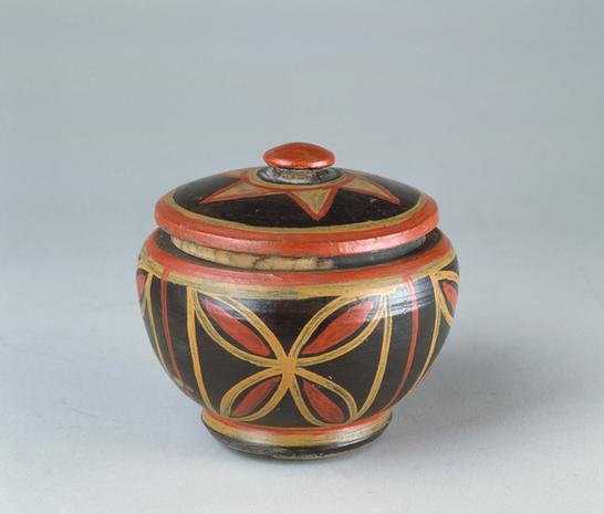 彜族描油几何纹盒