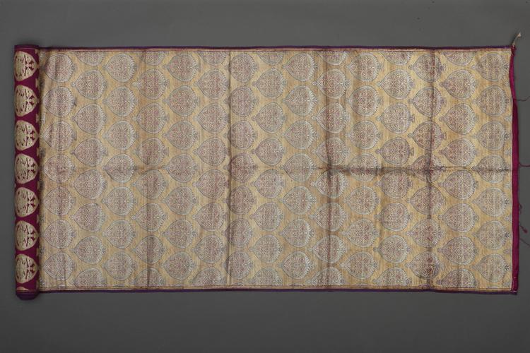 紫色地桃形勾莲水纹回回织金锦