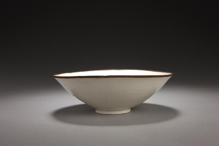 定窑白釉花式碗