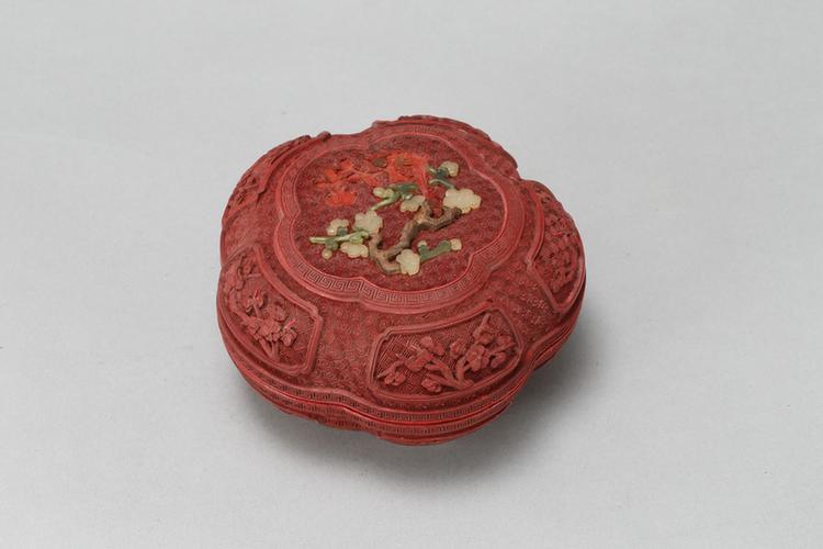 剔红锦纹嵌玉梅花纹盒