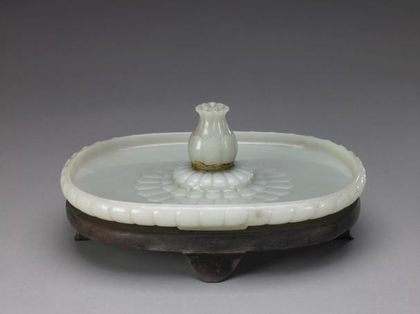 青玉莲瓣纹四足香插